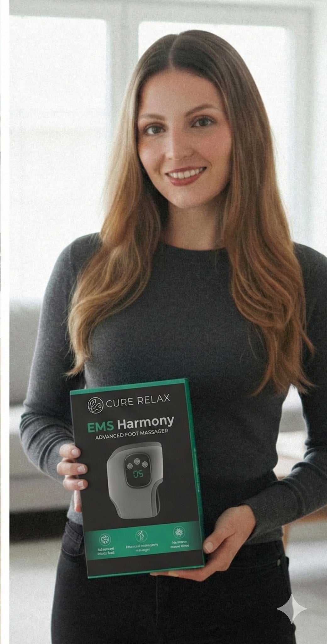Une femme debout tenant le coffret EMS Harmony