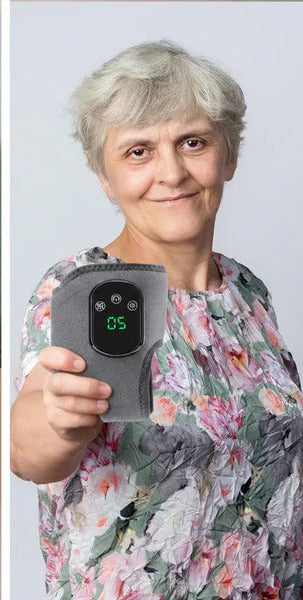 Une femme tenant l'appareil dans la main, panneau de contrôle vers l'objectif