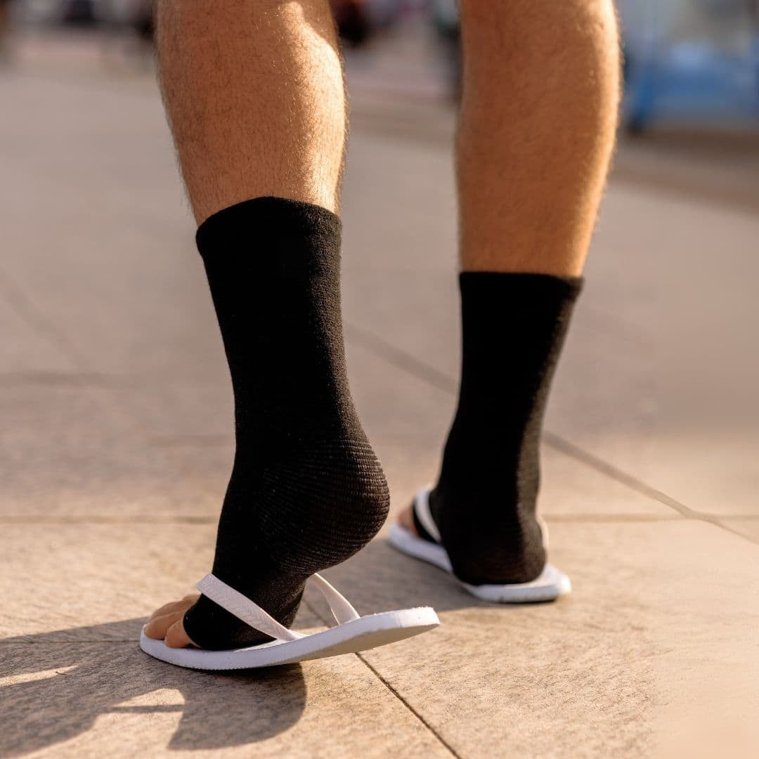 Le manchon noir porté avec des sandales